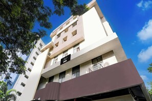Um edifício com vários andares e uma placa com a inscrição 'Collection'.