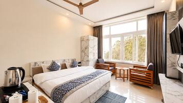Deluxe Room with Balcony | 책상, 방음 설비, 다리미/다리미판, 무료 WiFi