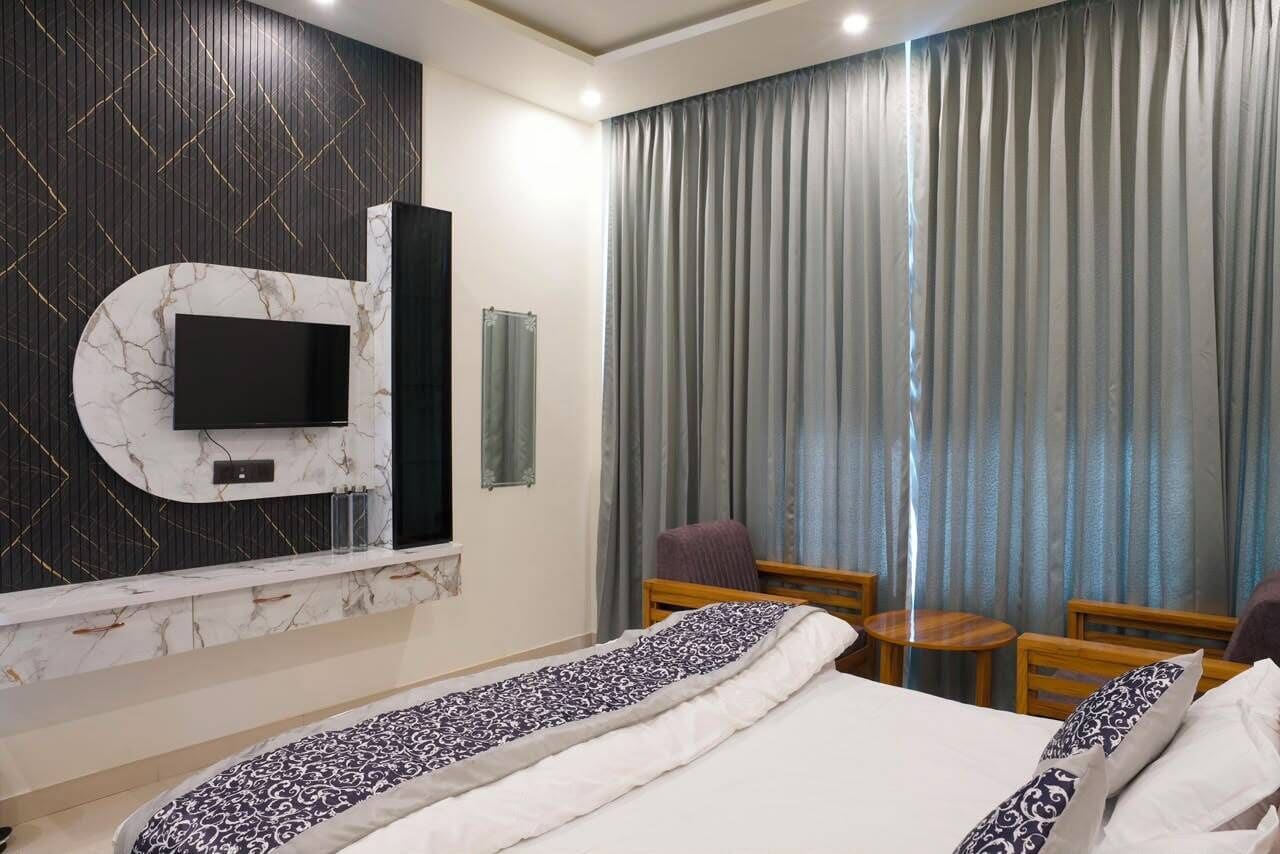 Deluxe Room | Desk, soundproofing, iron/ironing board, WiFi (free)