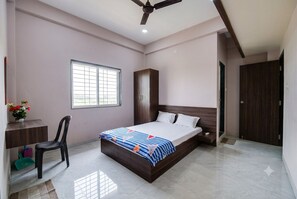 Deluxe Double Room | Laptop workspace