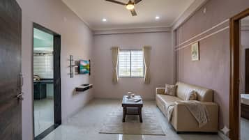 Deluxe Double Room | Living area