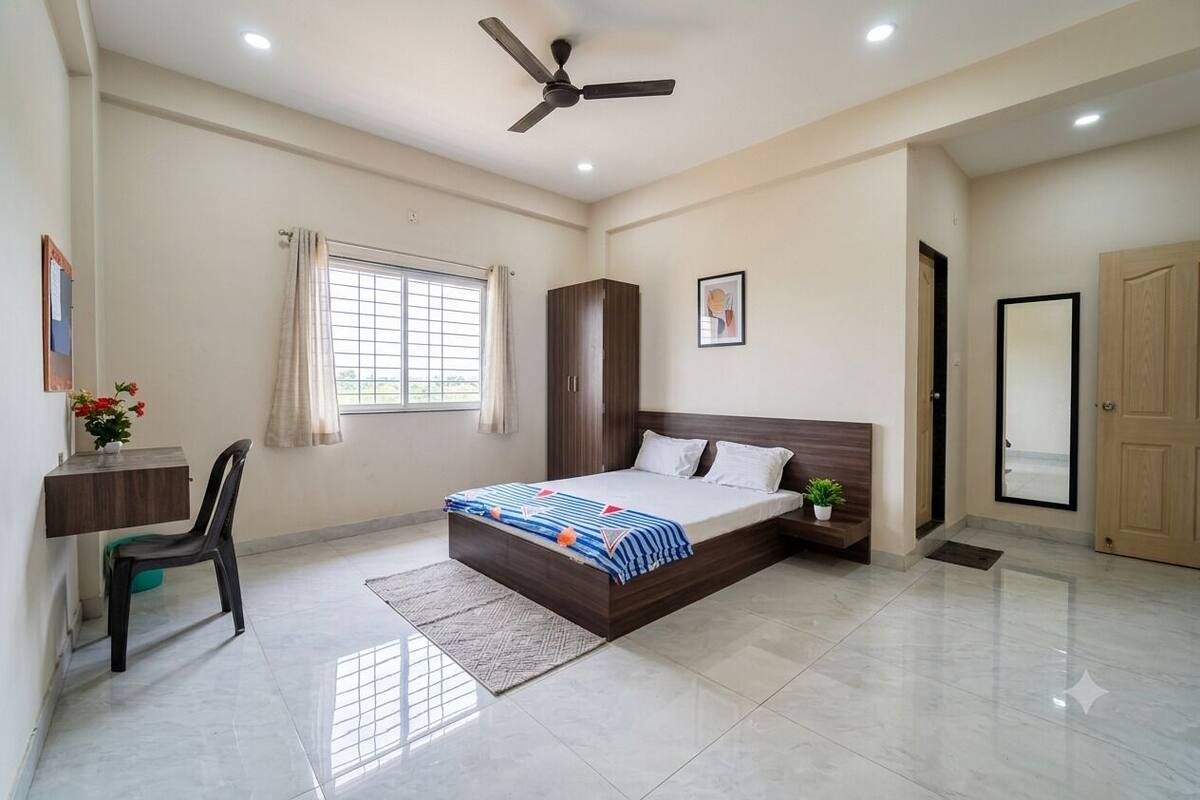 Deluxe Double Room | Laptop workspace