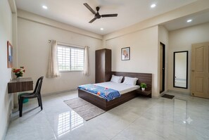 Deluxe Double Room | Laptop workspace