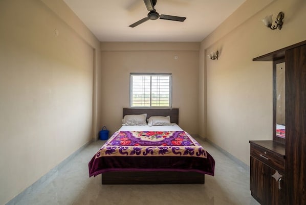 Classic Double Room | Laptop workspace
