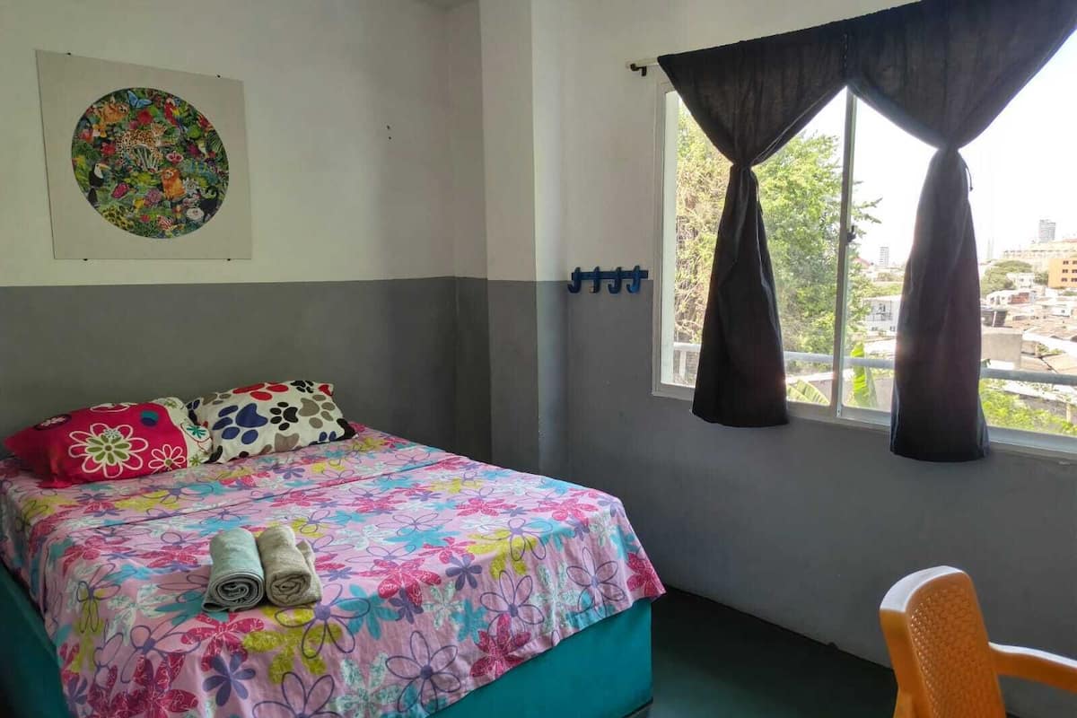 Kamar Double Ekonomi | Ruang kerja ramah laptop, tirai kedap cahaya, dan Wi-Fi gratis