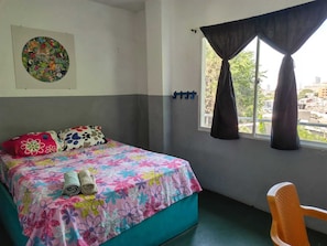 Kamar Double Ekonomi | Ruang kerja ramah laptop, tirai kedap cahaya, dan Wi-Fi gratis