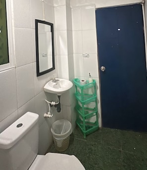 Kamar Double Ekonomi | Kamar mandi | Shower, handuk, sabun, dan tisu toilet