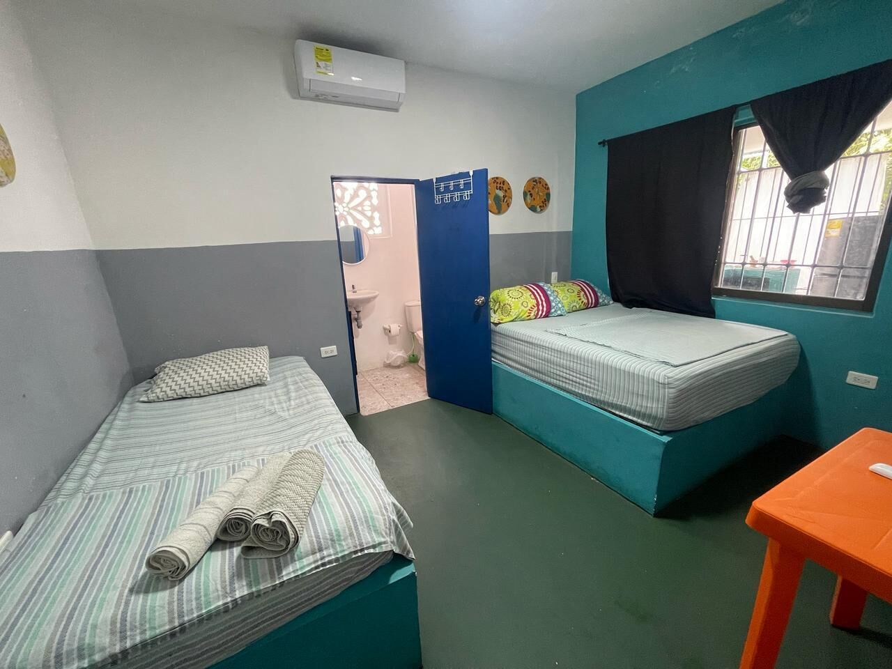 Chambre triple économique | Espace de travail pour ordinateurs portables, rideaux d’obscurcissement
