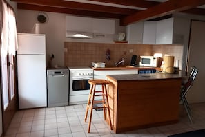 Cafetera y tetera, refrigerador, microondas y horno
