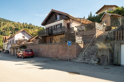 Chalet 'De Montagne' with Mountain View, Private Terrace and Wi-Fi