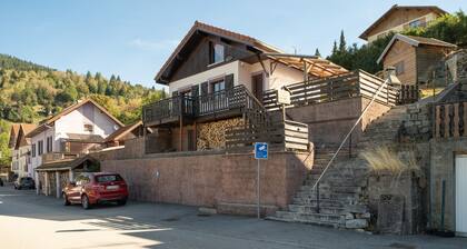 Chalet 'De Montagne' with Mountain View, Private Terrace and Wi-Fi