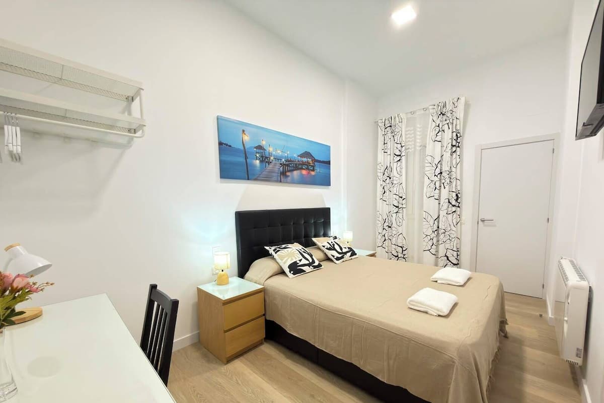 Habitación Confort doble, baño privado | Tabla de planchar con plancha, wifi gratis, ropa de cama
