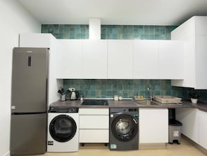 Réfrigérateur, micro-ondes, plaque de cuisson, grille-pain