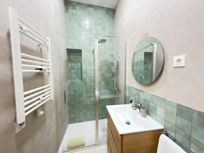 Hair dryer, towels, soap, toilet paper - Habitaciones Nuevo Toledo (Madrid)