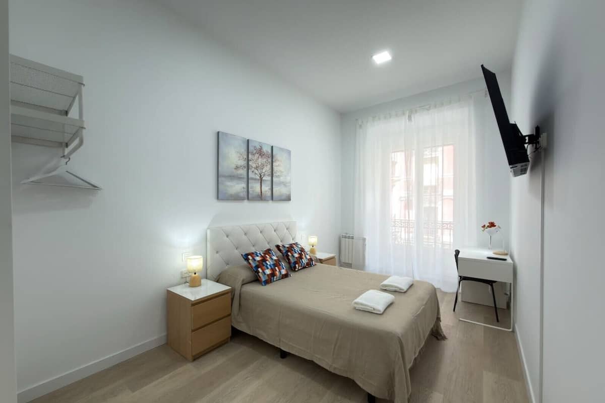 Habitación estándar doble, baño compartido | Tabla de planchar con plancha, wifi gratis, ropa de cama