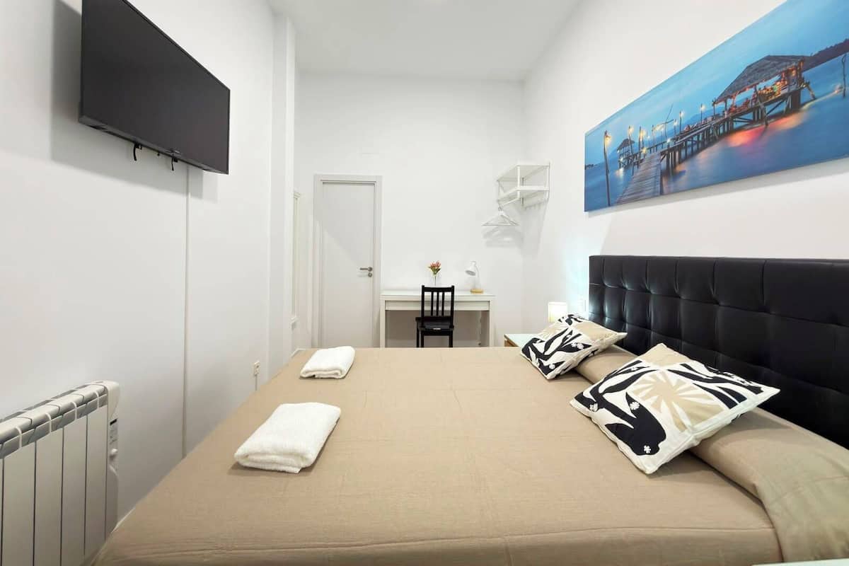 Iron/ironing board, WiFi (free)