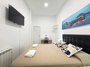 Habitación Confort doble, baño privado | Tabla de planchar con plancha, wifi gratis, ropa de cama