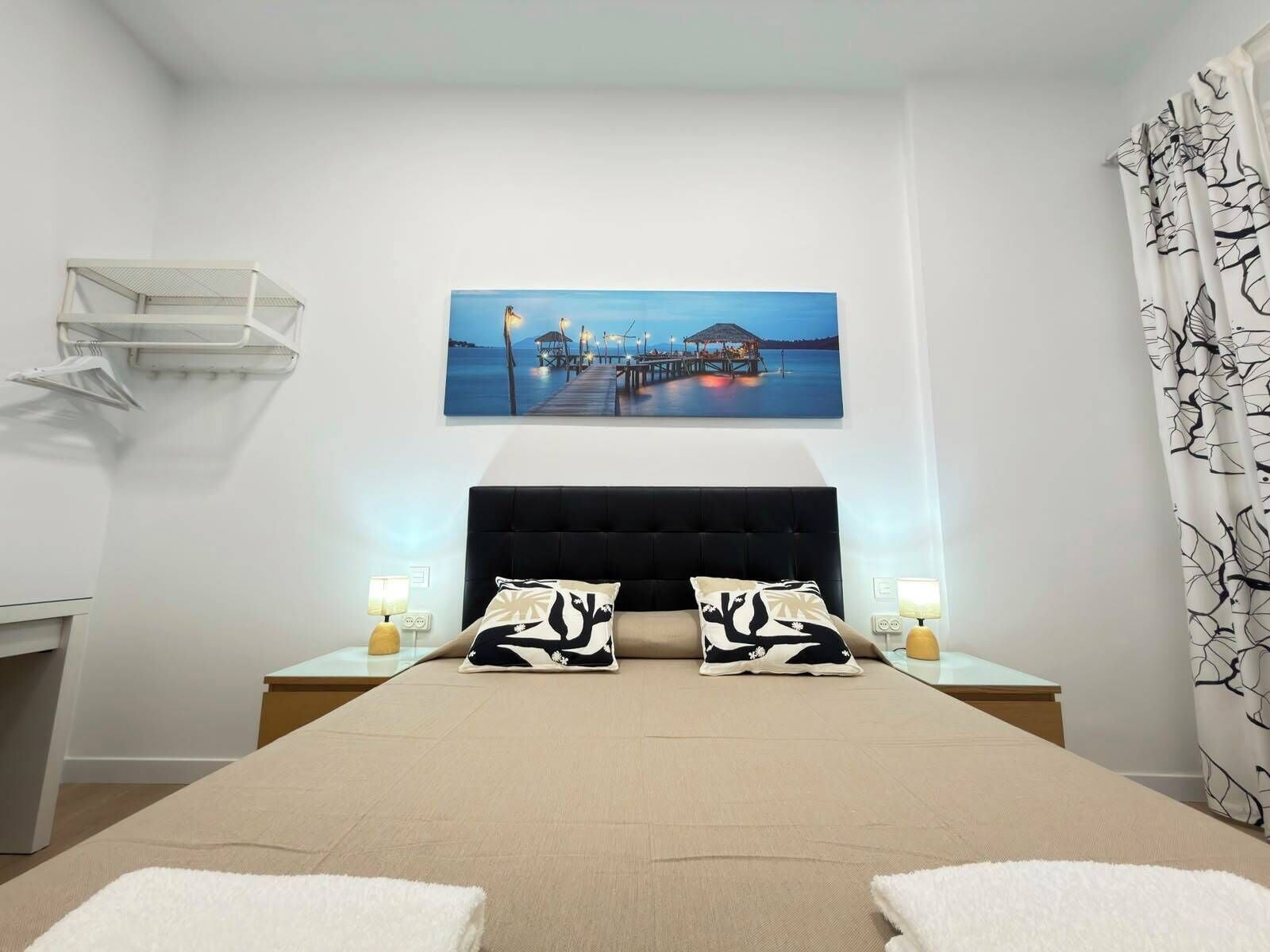 Habitación Confort doble, baño privado | Tabla de planchar con plancha, wifi gratis, ropa de cama