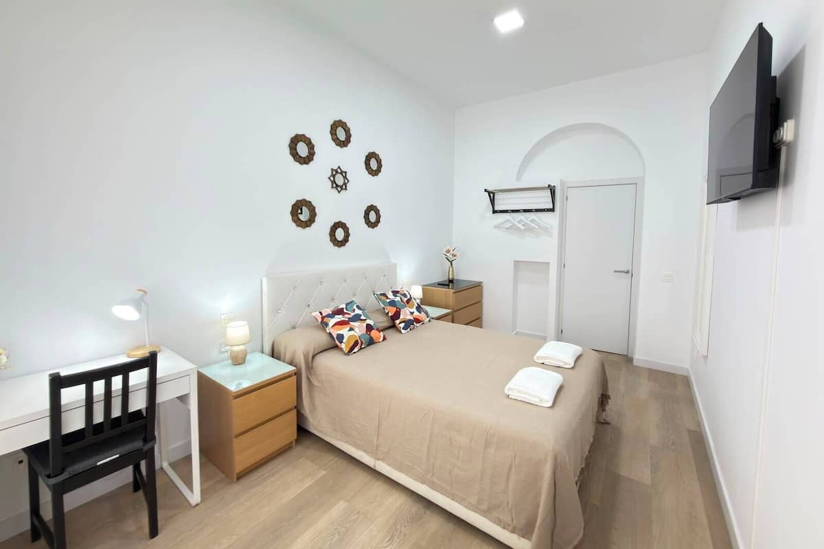 Habitación estándar doble, baño compartido | Tabla de planchar con plancha, wifi gratis, ropa de cama