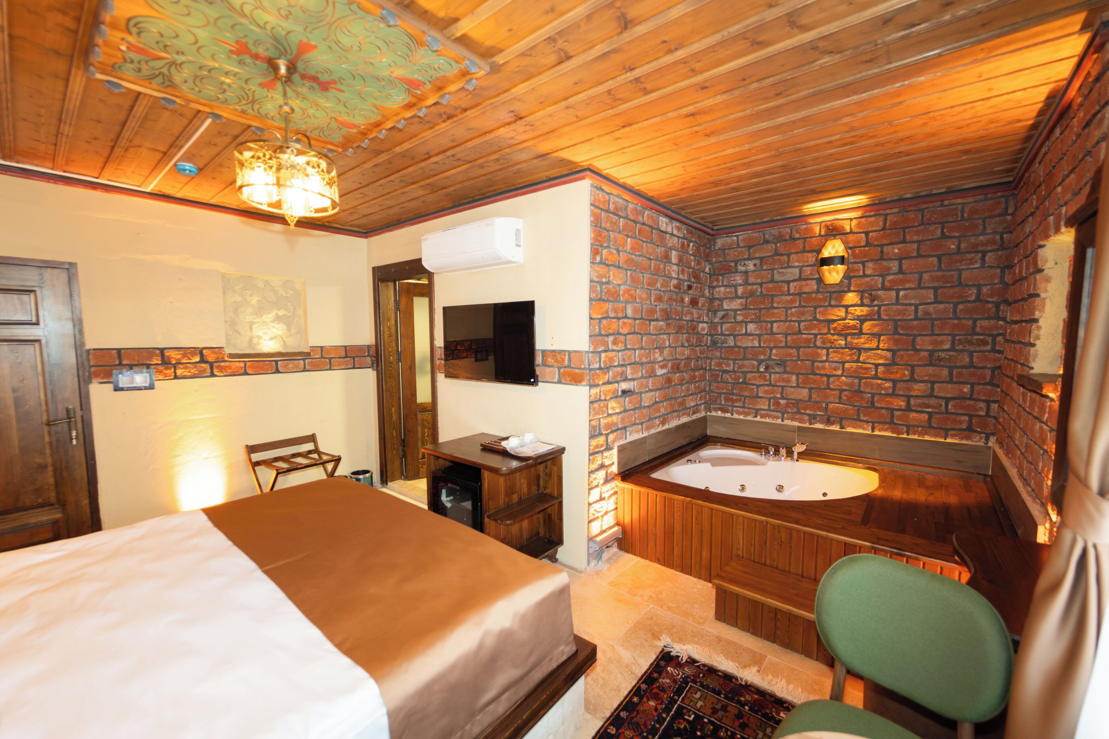 Deluxe Suite | In-room safe, blackout drapes, soundproofing