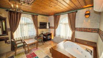Royal-Suite | Badezimmer | Kostenlose Toilettenartikel, Haartrockner, Handtücher, Seife
