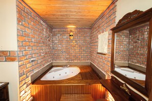 Deluxe-Suite | Badezimmer | Kostenlose Toilettenartikel, Haartrockner, Handtücher, Seife