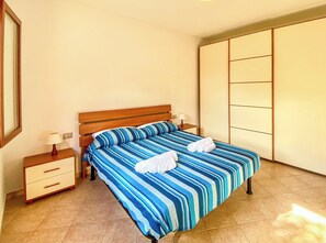 Apartamento, patio, vistas al jardín | Tabla de planchar con plancha y wifi gratis