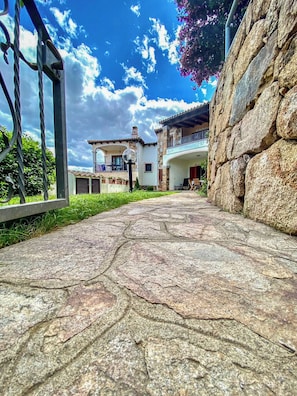 Apartament, pati, vistes al jardí | Detall de l'exterior