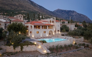 A stone villa with a swimming pool, surrounded by a mountainous landscape. - Pirgos Petropoulea (Agios Nikon)