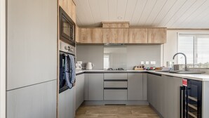 Coffee/tea maker, fridge, microwave, oven - Lodge No 173 | Stewart's Resort Cameron (Cameron)