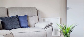 Peaceful Countryside Lodge: Scenic Views &