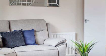 Peaceful Countryside Lodge: Scenic Views &