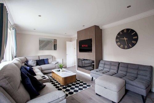 Peaceful Countryside Lodge: Scenic Views &