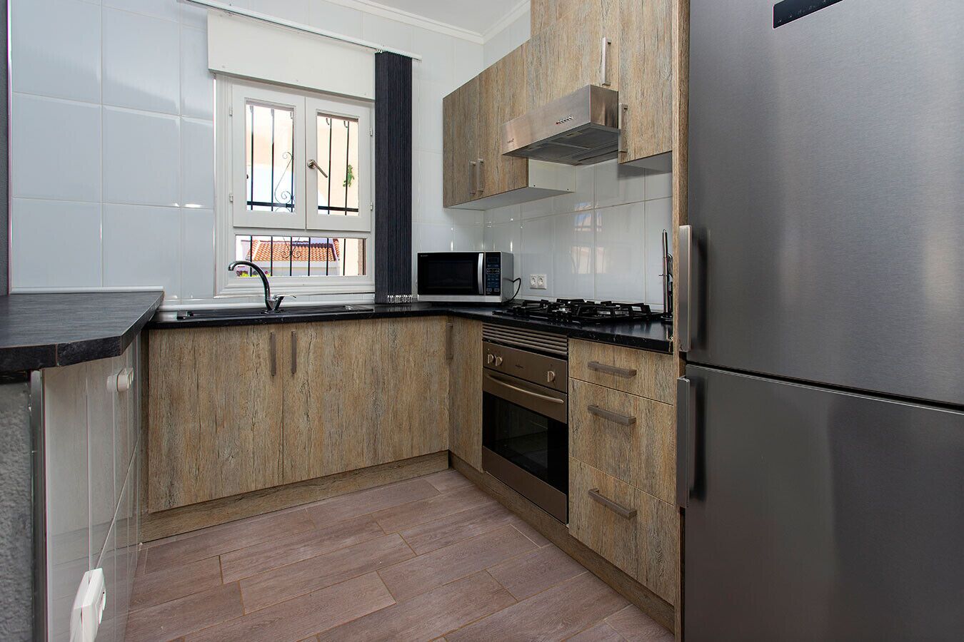 Wasserkocher mit Kaffee-/Teezubehör, Kühlschrank, Mikrowelle, Ofen