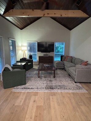 Living area - New Pondside Retreat Near Lake Ouachita (Royal)