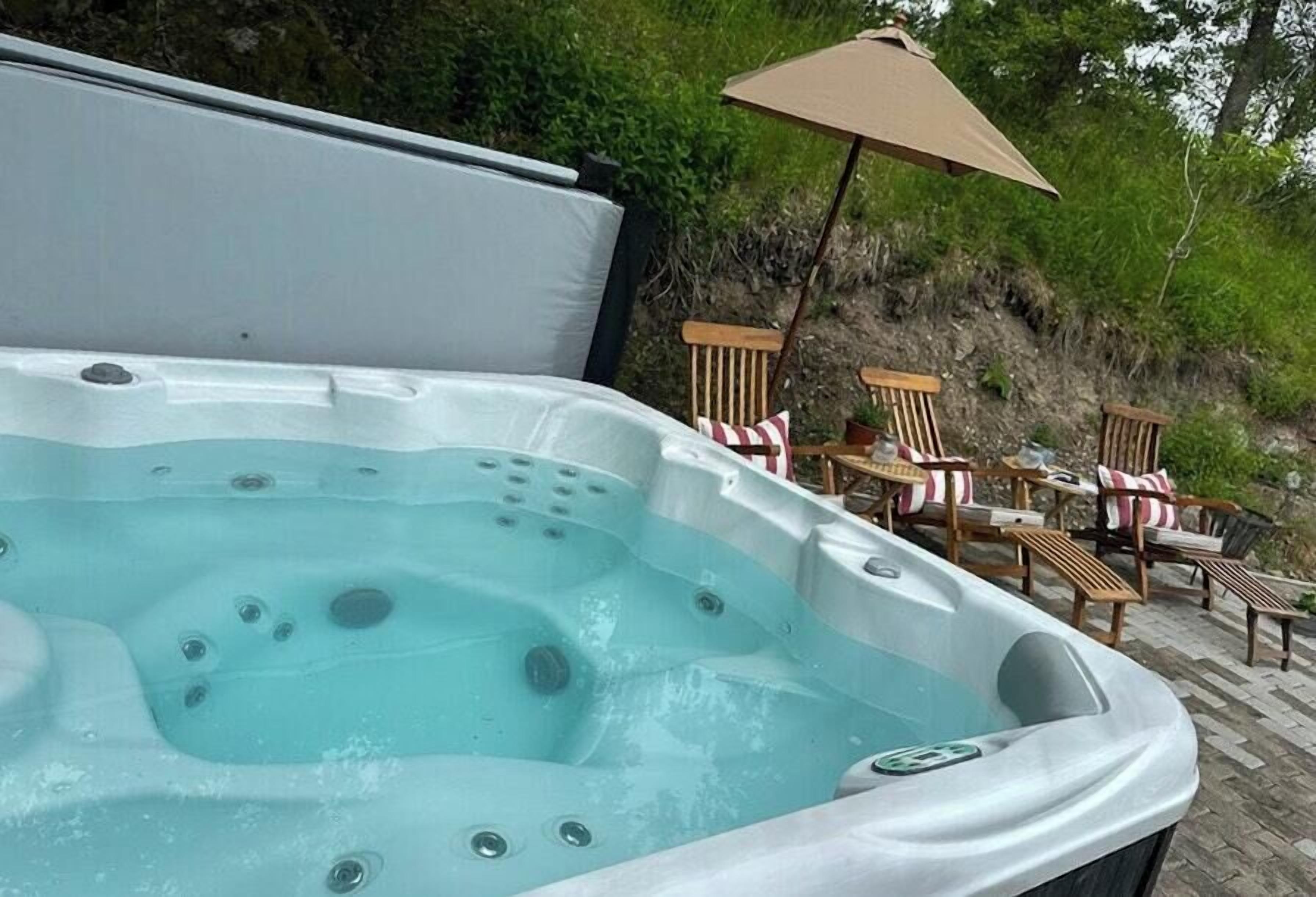 Outdoor spa tub