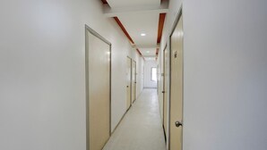 Un pasillo con puertas a ambos lados, que conduce a habitaciones.