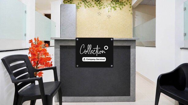 Una mesa de recepción con un cartel que dice 'Collection Company-Serviced'.