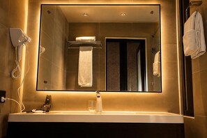 Shower, free toiletries, hair dryer, slippers - Grand Unicorn Club (Islamabad)