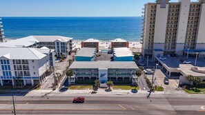 Ein Hotel an der Küste mit Blick auf Strand und Meer.