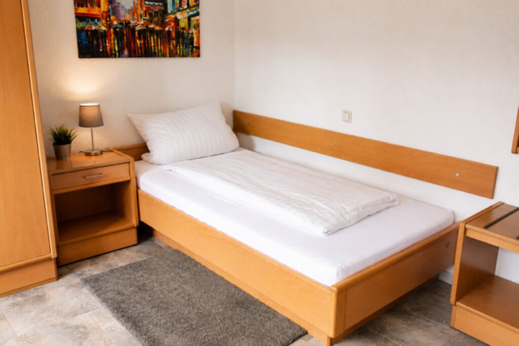 Single Room | Desk, laptop workspace, WiFi (free)