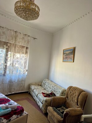 Basic-Doppelzimmer, Stadtblick | Wohnbereich