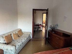 Quarto casal básico, vista para a cidade | Área de estar