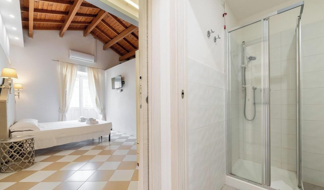 Shower, bidet, towels, shampoo