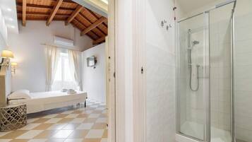 Shower, bidet, towels, shampoo