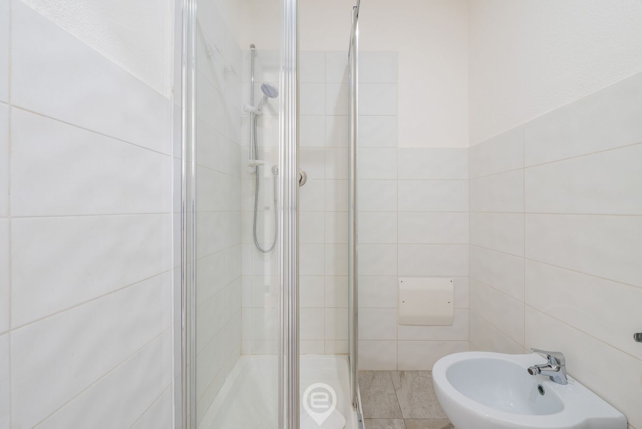 Douche, bidet, serviettes fournies, shampooing