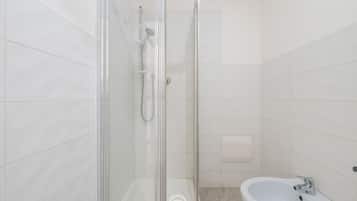 Douche, bidet, serviettes fournies, shampooing