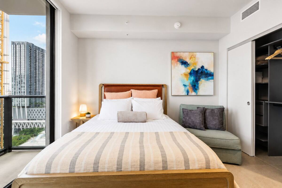 Studio Deluks, balkon, pemandangan kota | Selimut bulu angsa, meja kerja, Wi-Fi gratis, dan seprai linen