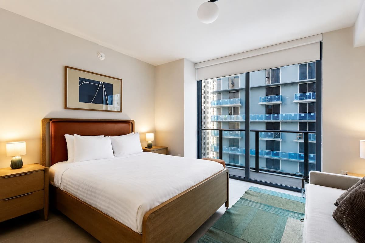 Studio Mewah, 1 Tempat Tidur King dengan tempat tidur Sofa, balkon, pemandangan kota | Selimut bulu angsa, meja kerja, Wi-Fi gratis, dan seprai linen