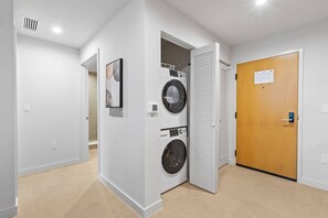Superior-Apartment, Poolzugang, Stadtblick | Wäschereiservice